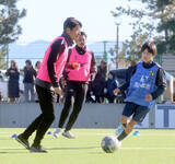 「元日本代表の服部年宏さんと伊東輝悦さんが東海大静岡翔洋中・高サッカー部の「初蹴り」に参加」の画像1