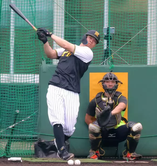【阪神】佐藤輝明がファンの視線独占！フリー打撃で４６スイング中３連発を含む８本のサク越え