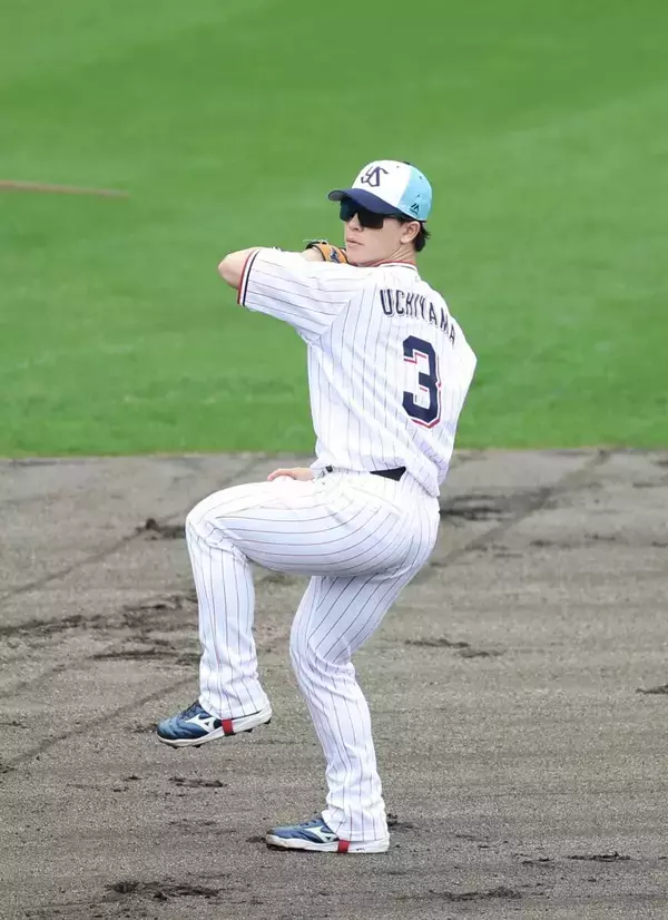 【ヤクルト】内山壮真が新背番号３を披露「新鮮な気持ちでいきました」