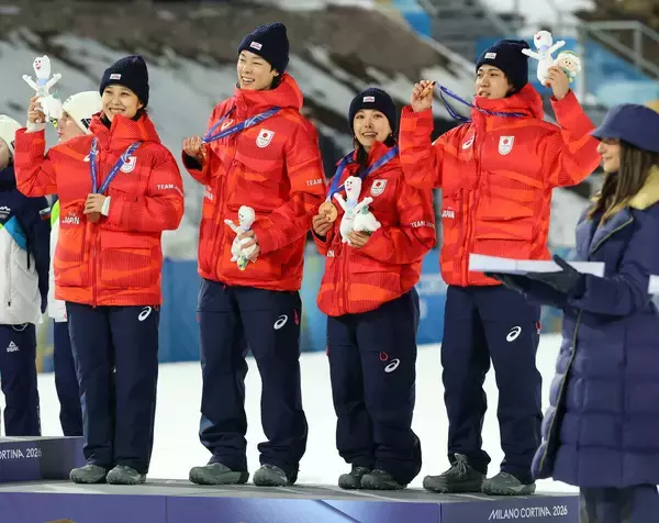 【五輪】ジャンプ混合団体、表彰式で銅メダル授与され満面の笑み…各選手コメント