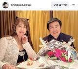 「元フジテレビアナ　美人妻との夫婦ショット！結婚３６周年「山あり谷あり…」昨秋には緊急入院　笠井信輔アナ」の画像1