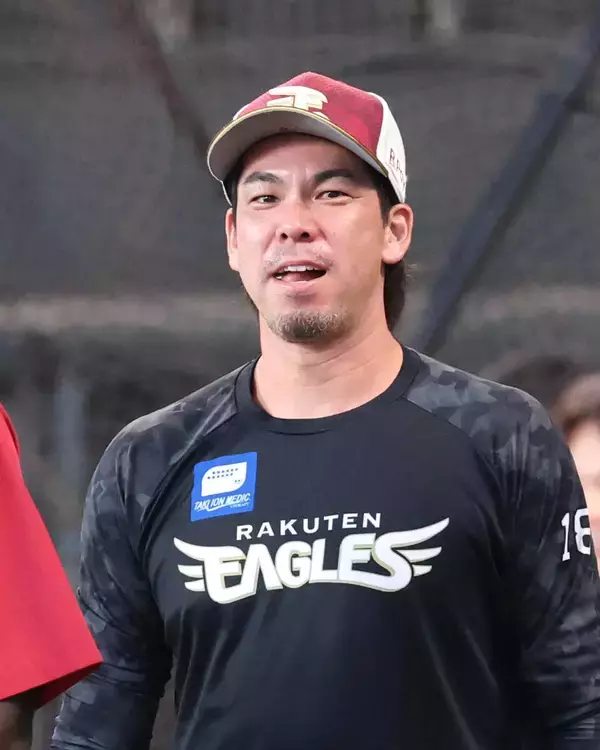 【楽天】 ＮＰＢ通算１００勝達成の前田健太がグッズショップをサプライズ訪問　店内騒然「僕で良ければいつでもサイン…」