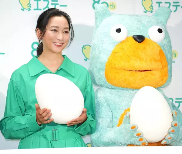杏「着物が制服」の学校を作りたいと明かす　エステーを意識したグリーンのワンピースで登場