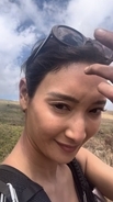 ３８歳人気女優　登山コーデも美脚全開！最新姿にフォロワー騒然「うおっ」「ワイルド」「絶景との相性が抜群」菜々緒