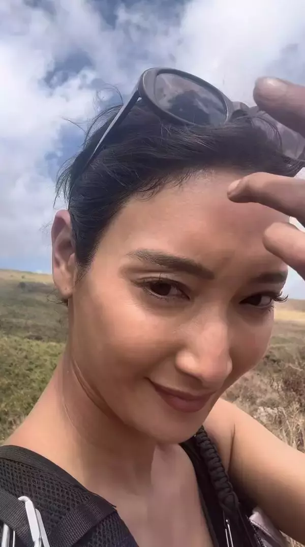 ３８歳人気女優　登山コーデも美脚全開！最新姿にフォロワー騒然「うおっ」「ワイルド」「絶景との相性が抜群」菜々緒