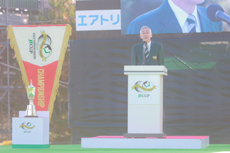 日本シリーズＪＴカップ開幕！青木功会長が６０回の記念盾を贈呈