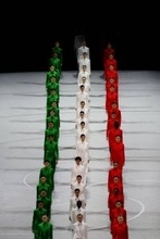 【五輪開会式】イタリアといえばジョルジオ・アルマーニ　イタリア国旗掲揚で赤白緑スーツ姿のモデルがかっぽ