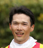 「上野翔騎手が小倉ジャンプＳでＪＲＡ通算１００勝　２３５８戦目での到達に「すごく幸せな気持ちでいっぱい」」の画像1