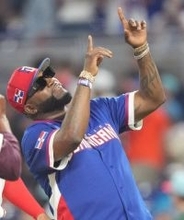 【ＷＢＣ】悔しさにじませながらプレゼント！　準決勝で敗退したドミニカ共和国の殿堂入りレジェンドから米国代表最年少の新星へ