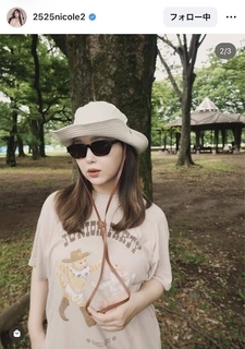 第１子出産の藤田ニコル、ベビーカーを押して散歩する親子ショット「ステキなママ」「ほんとかわいい」