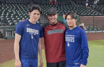 山本由伸、佐々木朗希、ヌートバー　２３年ＷＢＣの“侍戦士”が再会、２０分間の談笑…記念撮影３ショットも実現