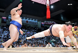 大の里が横綱・照ノ富士の連勝「１０」で止めた…大関取り目安直近３場所３３勝へ２５日ＶＳ貴景勝「集中するだけ」