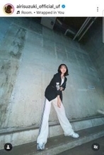 「足、５メートル」「体の３分の２が」人気歌手が「足、長っ！！！」フォロワー驚がく「お顔小さすぎ」な鈴木愛理