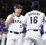 「ＷＢＣ侍ジャパンのメジャー組、大谷、鈴木、吉田が続いてグラウンドへ　大谷は白い煙に驚く」の画像1