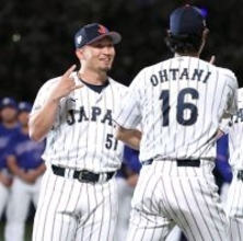 ＷＢＣ侍ジャパンのメジャー組、大谷、鈴木、吉田が続いてグラウンドへ　大谷は白い煙に驚く