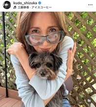 工藤静香、キャミ姿で油絵＆愛犬をハグ…レアな近影にうっとり「惚れてしまう写真ばかり」「全部カッコいい」