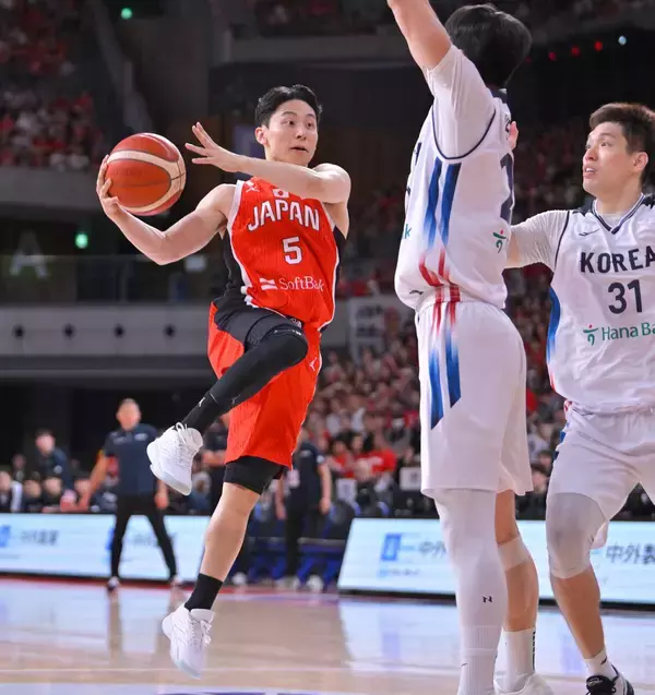 【バスケ】待ってました！　河村勇輝が２年ぶりに代表復帰　いきなりスタメン出場　国内の日本代表戦では八村塁と初の共闘