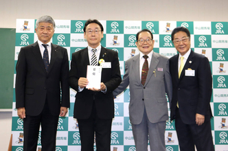 中央競馬の馬主協会などから千葉豪雨や福祉関連の目録贈呈式　計８６０９万円が千葉県のために役立てられる