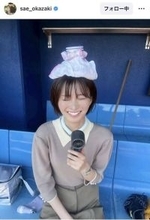 岡崎紗絵、ドラマ共演ショットを大公開！元テレ東アナとのショットに「超絶美人」「疲れが一瞬で吹き飛ぶ笑顔」の声