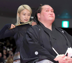 照ノ富士の断髪式でタレントの小島瑠璃子が金髪姿でハサミ入れる　国技館はその姿に大きな拍手