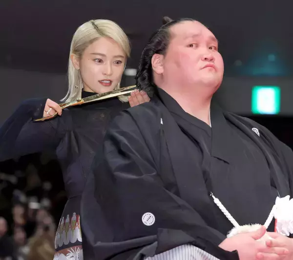 照ノ富士の断髪式でタレントの小島瑠璃子が金髪姿でハサミ入れる　国技館はその姿に大きな拍手