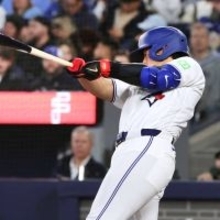 岡本和真が日米通算２５０本塁打達成　衝撃の２試合連続アーチ　三塁打判定からホームランでファン総立ち