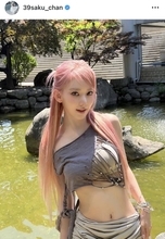 ルセラ・宮脇咲良、ピンク髪復活！布少なめ衣装の最新ショット　美ウエストにくぎ付け「待ってました」「Ｍｙ　ｐｒｉｎｃｅｓｓ」
