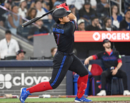 岡本和真が２試合連発１９号で快挙　日本人右打者では新人史上最多　城島健司超えの衝撃ムーンショットに本拠地熱狂