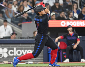岡本和真が２試合連発１９号で快挙　日本人右打者では新人史上最多　城島健司超えの衝撃ムーンショットに本拠地熱狂