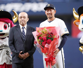 【オリックス】岡田彰布元監督がサプライズ登場！　引退の平野佳寿に「ある程度はやると思ったけどなあ」金子千尋氏も花束