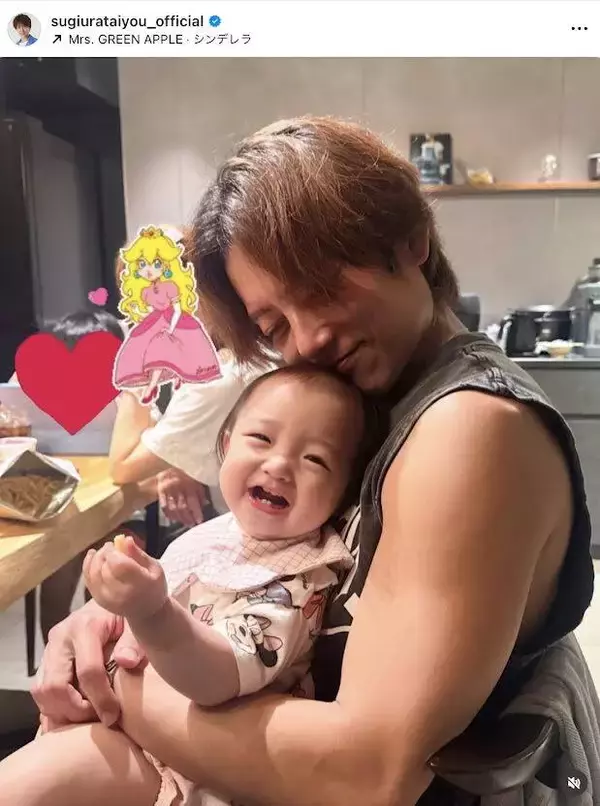杉浦太陽「日々の成長を感じています」１歳２か月を迎えた次女をギュッ！　ニコニコ笑顔に反響