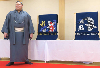 横綱・大の里が新潟・能生中の先輩からコイの三つぞろい贈呈「新潟の思いを背負って頑張る」新しい綱も締める