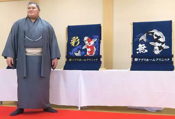 横綱・大の里が新潟・能生中の先輩からコイの三つぞろい贈呈「新潟の思いを背負って頑張る」新しい綱も締める