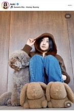 「耳がぴょんぴょん可愛い」Ｋｏｋｉ，あったかアウター×ウサギのシューズ姿で無邪気な笑顔披露！
