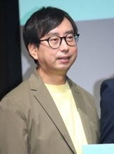 おいでやす小田、昨年末にろっ骨疲労骨折…会見中にバランス崩すも「元気です」とアピール