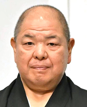 日本相撲協会、墨田区の小学生に「甘口国技館カレー」１万２０００個を贈呈　八角理事長が発案