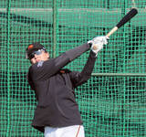 「【巨人】ドラ５小浜佑斗、初屋外フリーでシュアな打撃披露　ウィーラーコーチ称賛の豪快サク越えも」の画像1