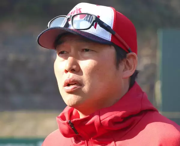【広島】新井貴浩監督、沖縄２次キャンプで異例の入れ替えも「結果と内容が伴っていなければ、宮崎に戻ってもらう」