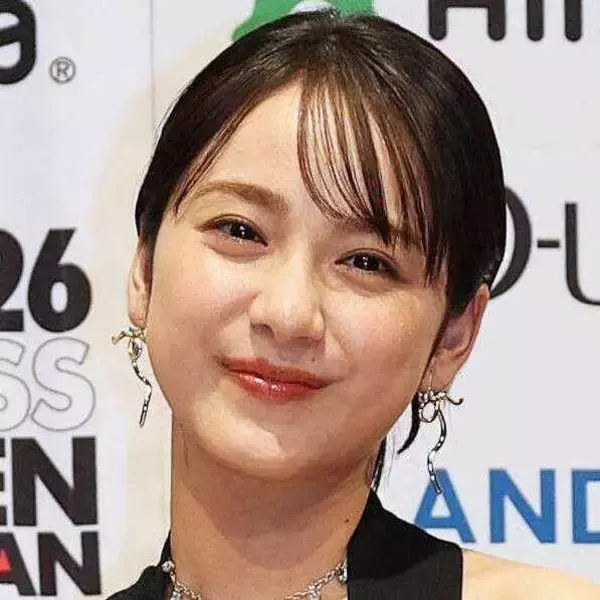 平祐奈「神道が繋いでくれた」同じ大学、学部の５１歳歌手の誕生日を祝福！「神が２人」「一番きれい」の声！