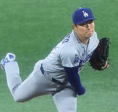 山本由伸、岡本和真とのメジャー初対戦は「すごくうれしい」　“天敵”に３打数１安打　７回の二塁打は「うまく打たれた」