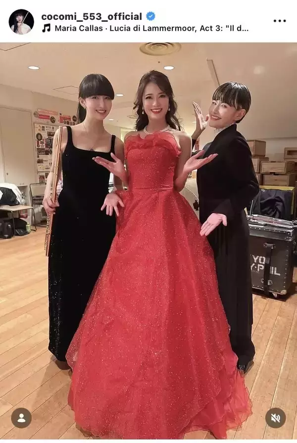 Ｃｏｃｏｍｉ、デコルテあらわな黒ドレス姿でフルートを演奏！共演者との豪華衣装ショットに注目