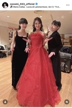 Ｃｏｃｏｍｉ、デコルテあらわな黒ドレス姿でフルートを演奏！共演者との豪華衣装ショットに注目