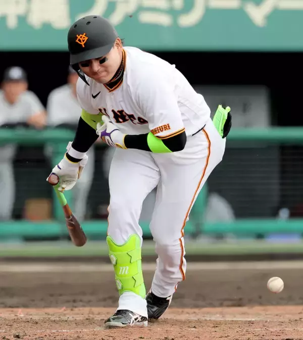 【巨人】ヒヤリ…丸佳浩が死球にうめき声もすぐにダッシュで一塁へ　途中交代もベンチから元気に声援を送る