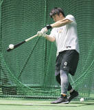 「【巨人】日没後も振る、振る、振る！石塚裕惺が午後７時まで居残り練習　ＢＧＭは坂本勇人らの応援歌」の画像1