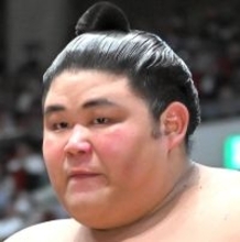 伊勢ケ浜親方から暴行を受けた伯乃富士が初日、黒星　欧勝馬に敗れる