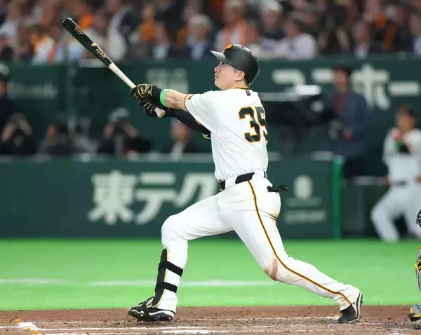 「【巨人】“キラー”健在！泉口友汰がチームの天敵・村上頌樹からマルチ安打「勝てたので、それが一番良かった」」の画像