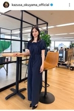 夫は東大卒のイケメンアナ…女優妻がスタイル抜群！ネイビーコーデ披露　結婚３年の奥山かずさ