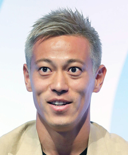 本田圭佑　雰囲気ガラリ！最新姿にビックリ「うそー！」「ムスカやん」「めずらしい」「スーパースターが」