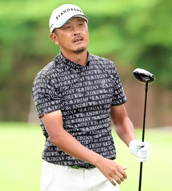 【男子ゴルフ】４０代６勝目＆大会最年長Ｖだ！　４５歳・岩田寛が１差２位で週末へ「耐えられました」