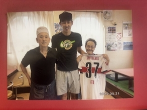 日本代表ＤＦ伊藤洋輝が愛する浜松市内の飲食店「かどや」　店営む８０歳超の財津夫妻がエール　サインを届け、妻を紹介する律儀な”孫”の好物は焼きそばとギョーザ